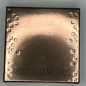 Melt Cosmetics Nova dust 8.0g. A lustrous, skin-perfecting highlighter.